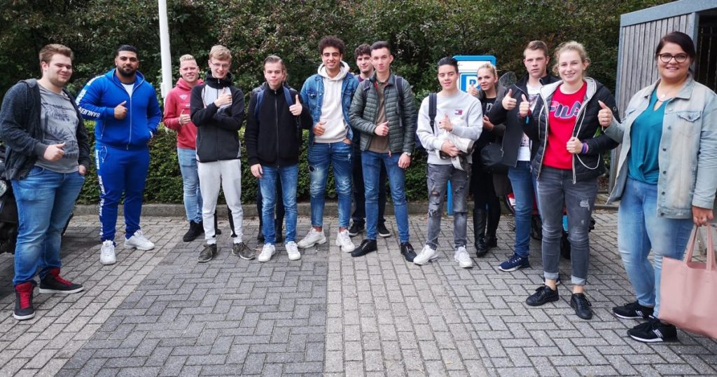 Groep geslaagde leerlingen 123 Theorie Arnhem die hoge slagingspercentages hebben behaald