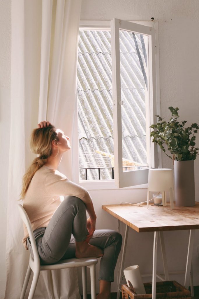 Ergonomische werkplek aan huis met verstelbaar bureau, ergonomische bureaustoel en natuurlijk licht voor maximale productivit