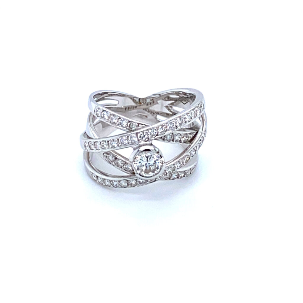 Elegante diamanten ring voor haar met wit geslepen diamant als symbool van verloving