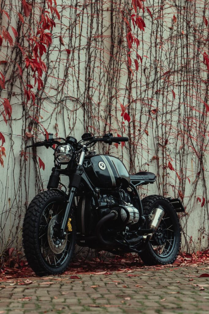 Moderne cafe racer motorfiets met vintage ontwerp en stijlvolle uitstraling