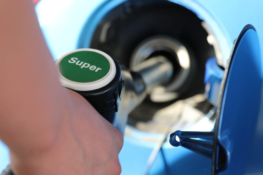 Automobilist zoekt beste tankdeals via smartphone app met realtime brandstofprijzen en tankstationlocaties