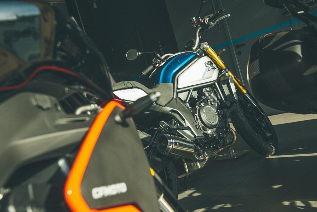 Innovatieve motorfiets met geavanceerde veiligheidssystemen en technologische snufjes in een motorwinkel in Oost-Vlaanderen