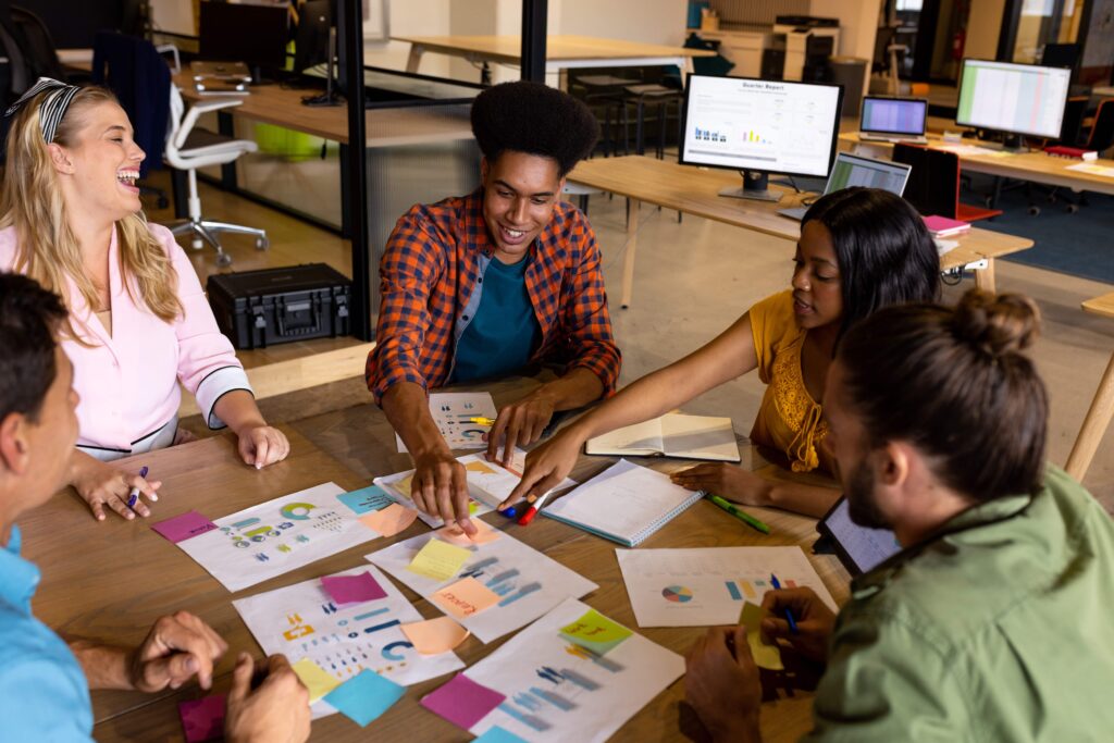 Productie en industrieel ontwerp proces in product engineering met apparatuur en ontwerpen