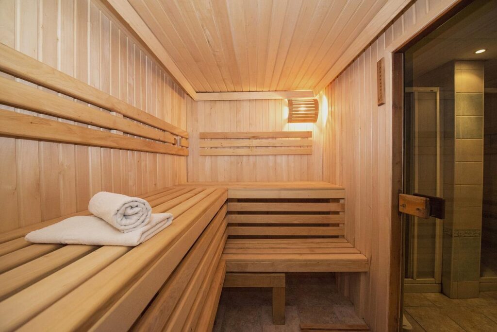 Ruime privé-sauna met massage faciliteiten in Beveren voor ontspannende wellnessovernachting