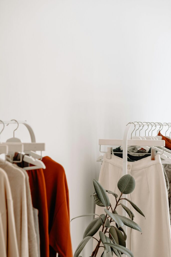 Wintermode voor dames met warme truien, jassen en accessoires uit de Absolu wintercollectie