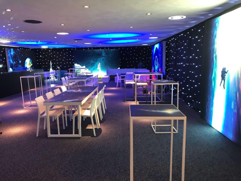 Elegant versierde feestzaal met professionele aankleding door een decoratiebureau