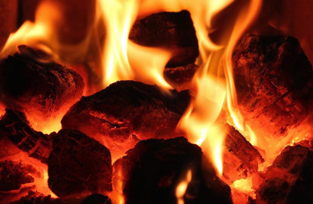 Gestapeld droog brandhout met lage vochtpercentage klaar voor efficiënte verbranding in houtkachels