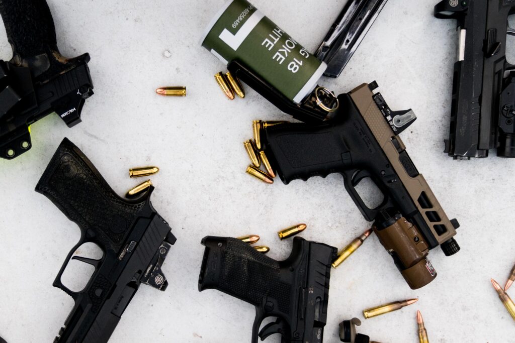 Tactical gear assortiment voor extreme outdoor omgevingen, inclusief weerbestendige kleding en rugzakken