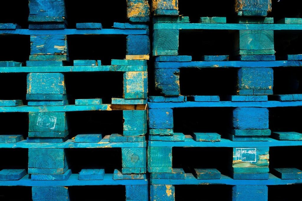 Veilig georganiseerd magazijn met optimaal palletbeheer voor bedrijfsveiligheid en efficiëntie