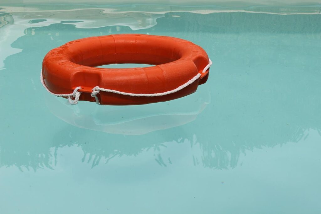 Houten zwembad laten plaatsen met correcte fundering en voorbereiding voor optimale stabiliteit en waterkwaliteit
