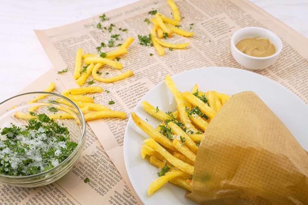 Foodtruck frietjes service met aangepaste porties en vrolijke verpakkingen voor kinderen op een evenement