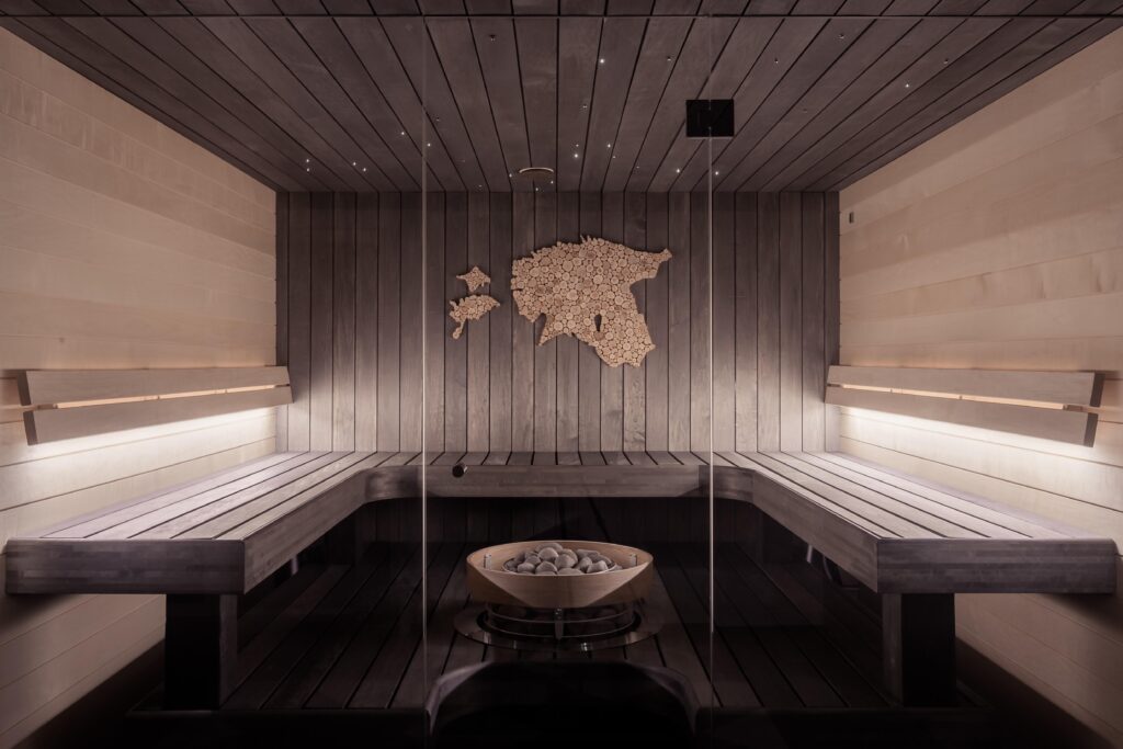 Luxe sauna op maat met houtafwerking, ergonomische banken en geïntegreerde ledverlichting voor optimaal comfort