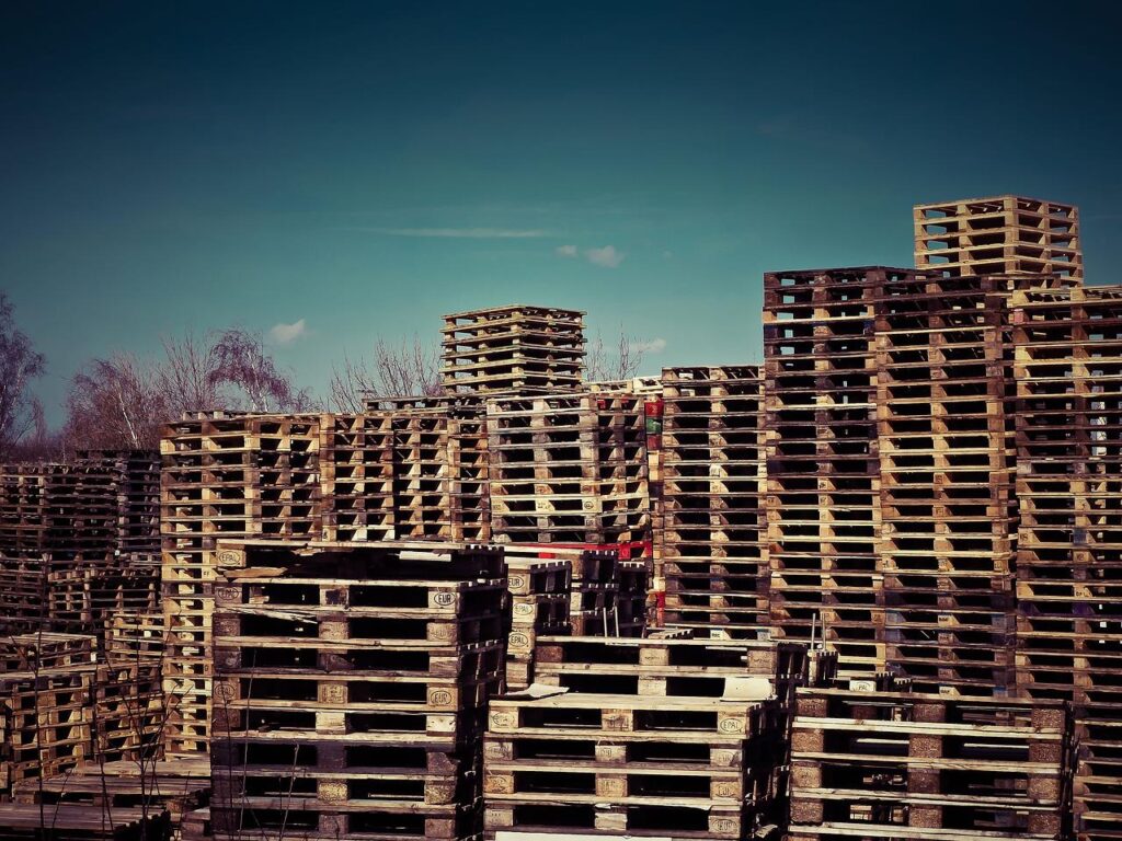 Hergebruikte Europallets stapel, het opkopen van pallets voor duurzame circulaire bedrijfsvoering en CO₂-reductie