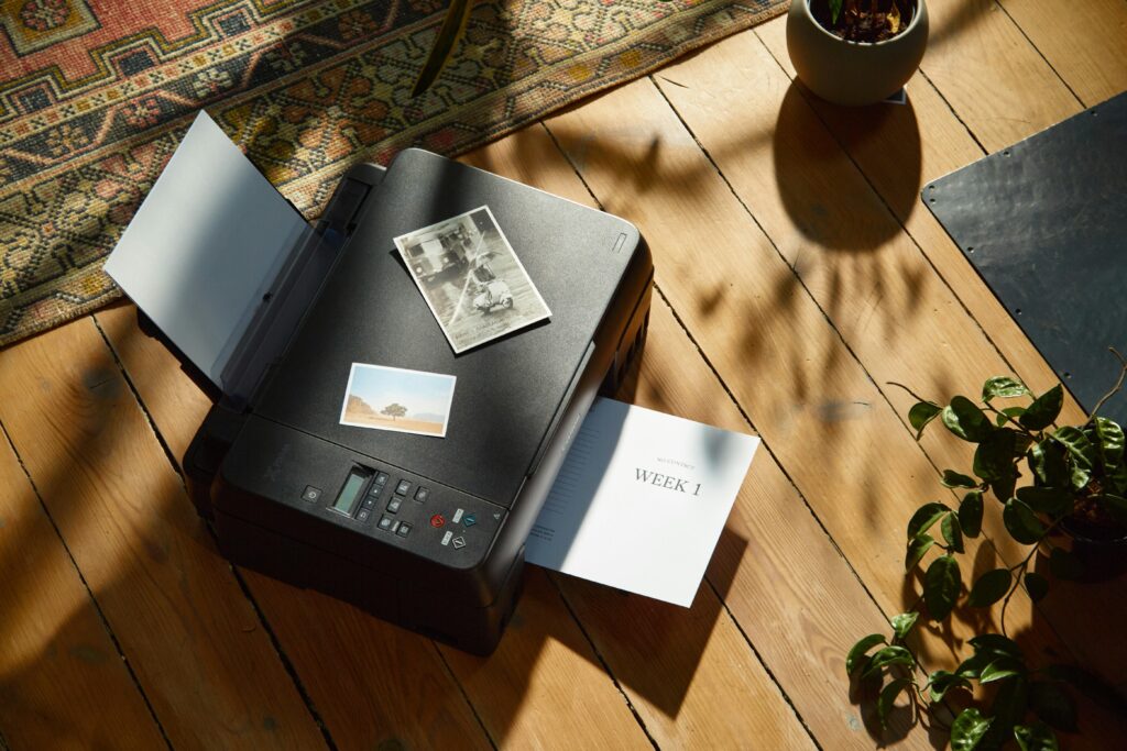 Kantoorprinter die faalt en onderhoudstechnicus voert diagnostische reparatie uit op locatie