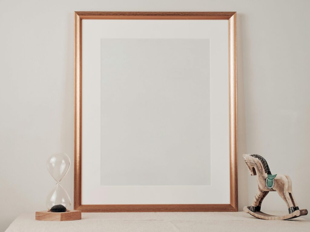 Inlijstingen op maat als decoratieve blikvanger in modern interieur met diverse materialen en stijlen