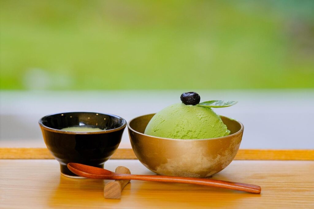 Biologische matcha thee poeder in groene kleur met traditionele Japanse theeceremonie attributen