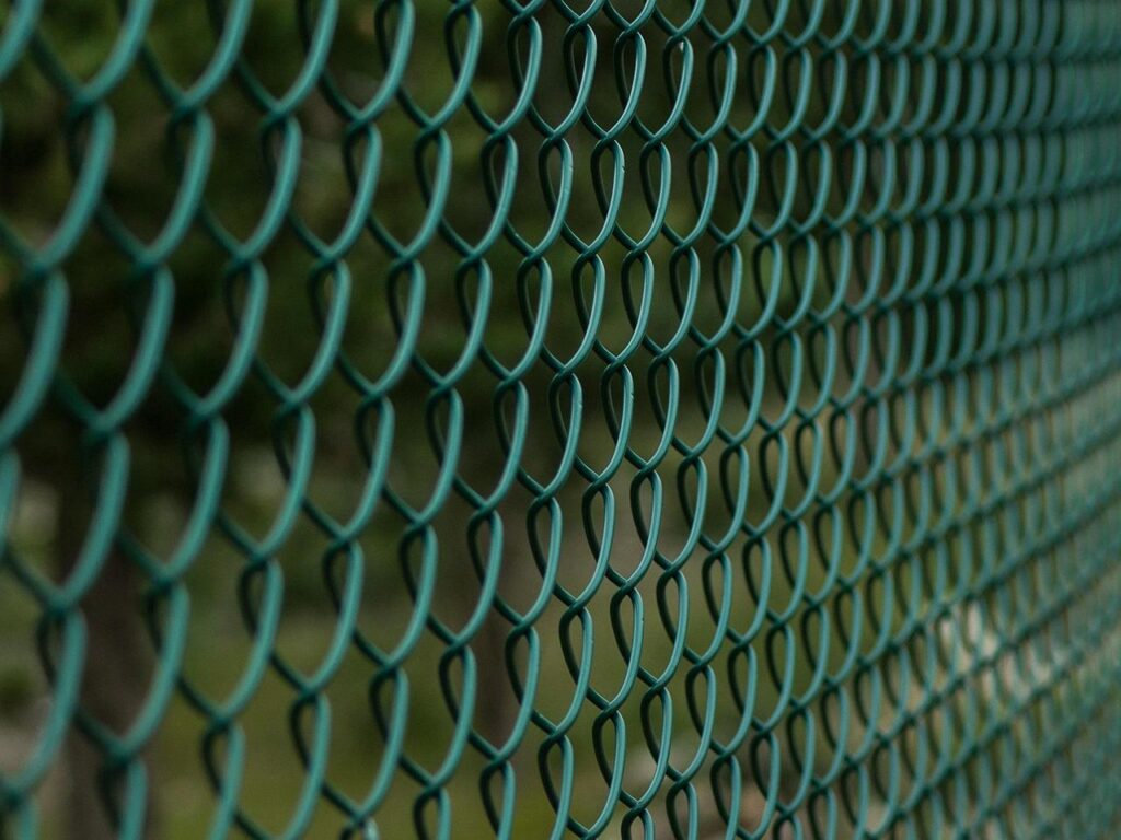 Moderne bouwhekken in de Belgische bouwsector met geavanceerde beveiligingssystemen en modulaire constructie voor veiligheid