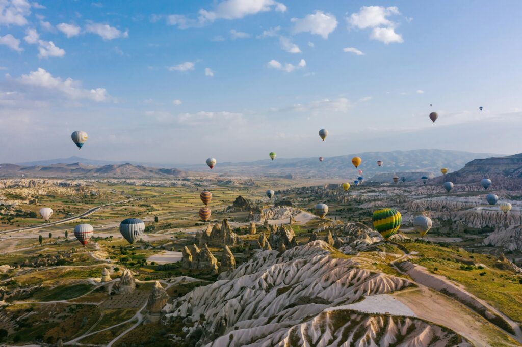 Kinderen ervaren een ballonvaart met kinderen samen met hun familie, leren over warme lucht en genieten van het panoramisch u