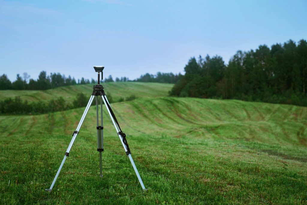 Professionele landmeter voert nauwkeurige metingen uit voor bouwproject in Hasselt